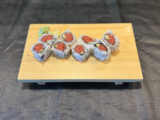 Spicy Tuna Roll (8pcs).