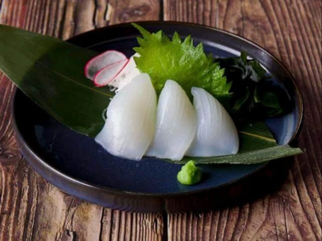 Squid Sashimi (3pcs).