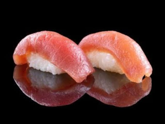 Tuna Nigiri (2pcs).