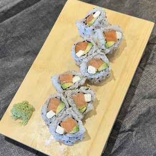 Salmon Avocado Roll (8pcs)