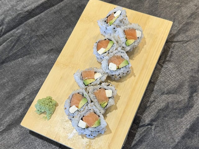 Salmon Avocado Roll (8pcs).