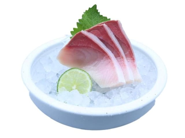 Yellowtail Sashimi (3pcs).