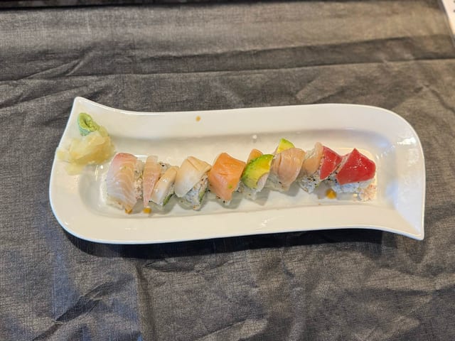 Rainbow Roll (8pcs).
