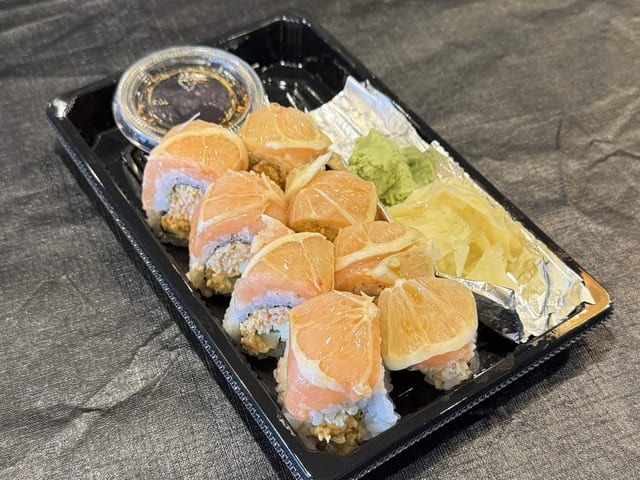 Salmon Lover Roll (8pcs).