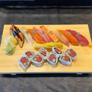 Deluxe Sushi Combo (Chef Choice 8pcs Sushi & California or Spicy Tuna Roll)