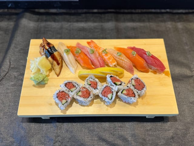 Deluxe Sushi Combo (Chef's Choice 8pcs Sushi & California or Spicy Tuna Roll).
