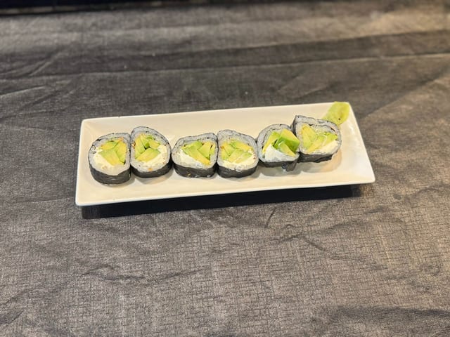 Avocado Roll (6pcs).
